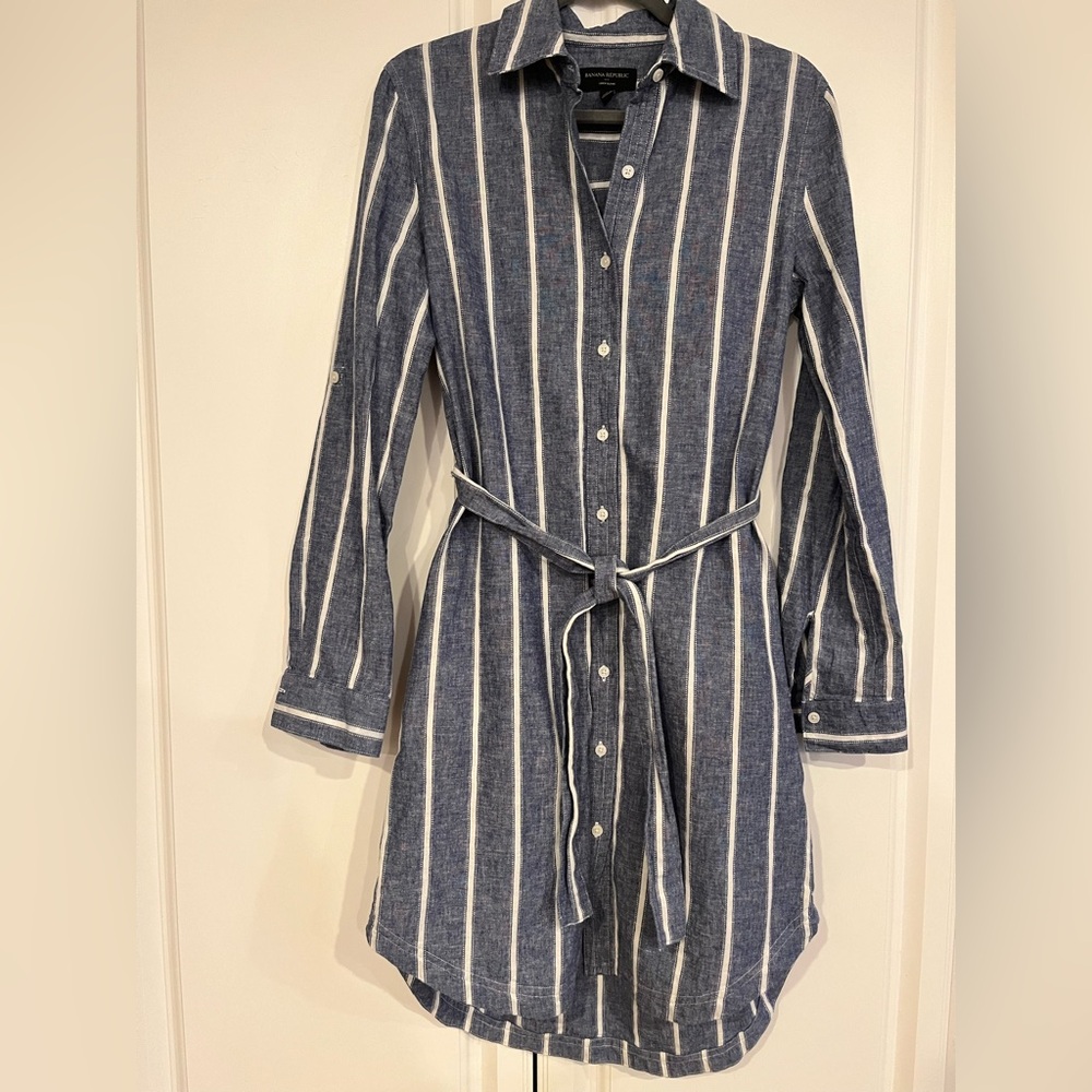 Banana Republic Blue and White Linen Blend Shirt